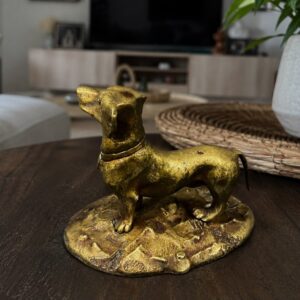 Antigua figura decorativa de perro en bronce dorado firmada