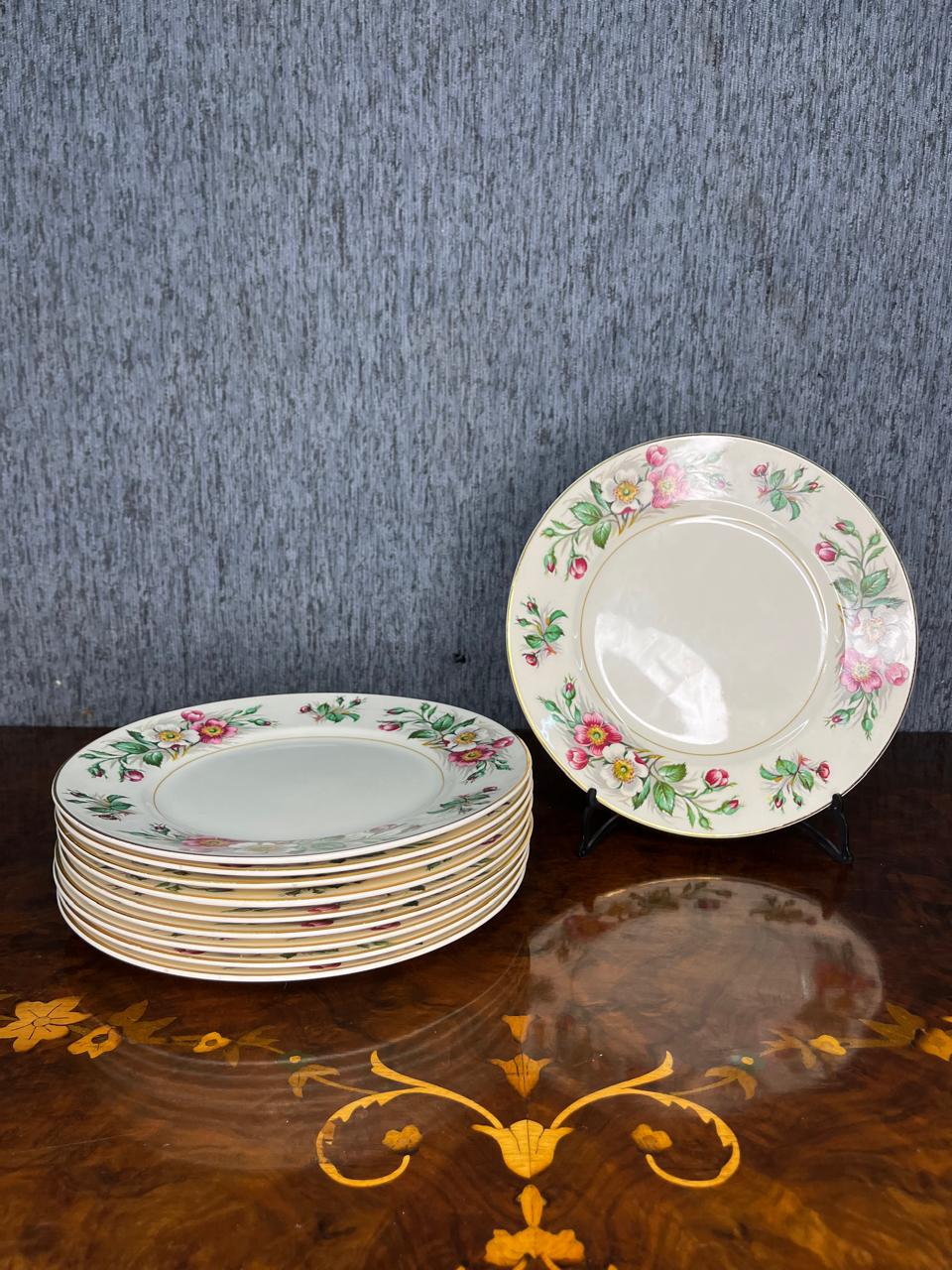 juego de platos de origen inglés realizado en porcelana con motivo floral - Imagen 4