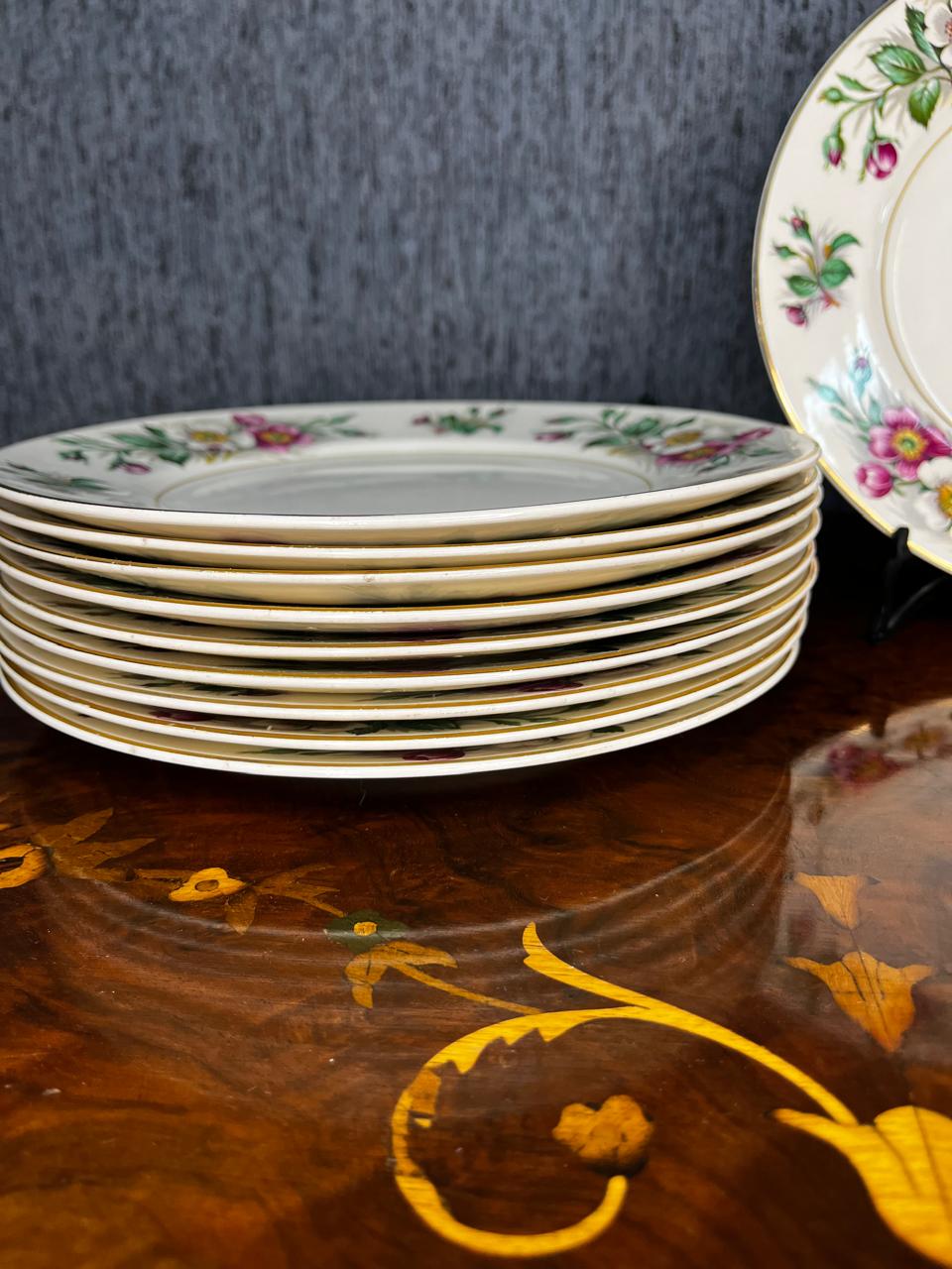 juego de platos de origen inglés realizado en porcelana con motivo floral - Imagen 6