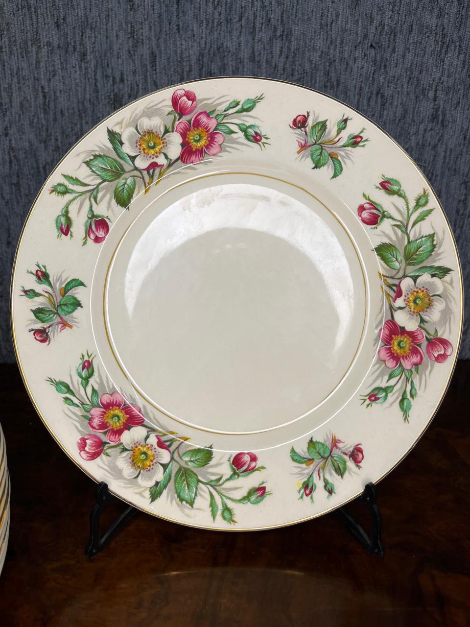juego de platos de origen inglés realizado en porcelana con motivo floral - Imagen 5