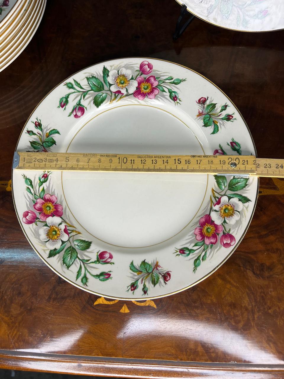 juego de platos de origen inglés realizado en porcelana con motivo floral - Imagen 3