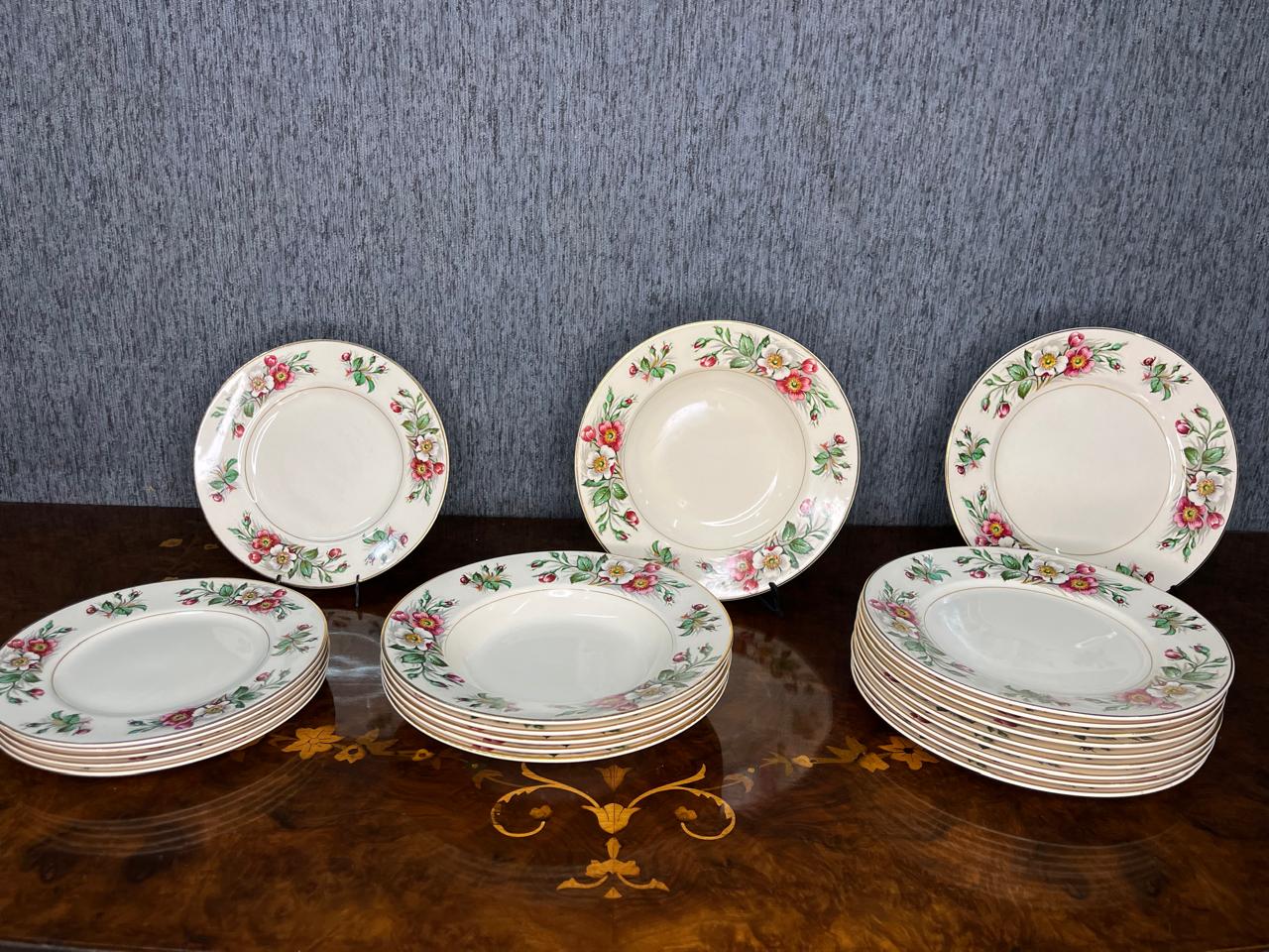 juego de platos de origen inglés realizado en porcelana con motivo floral - Imagen 2