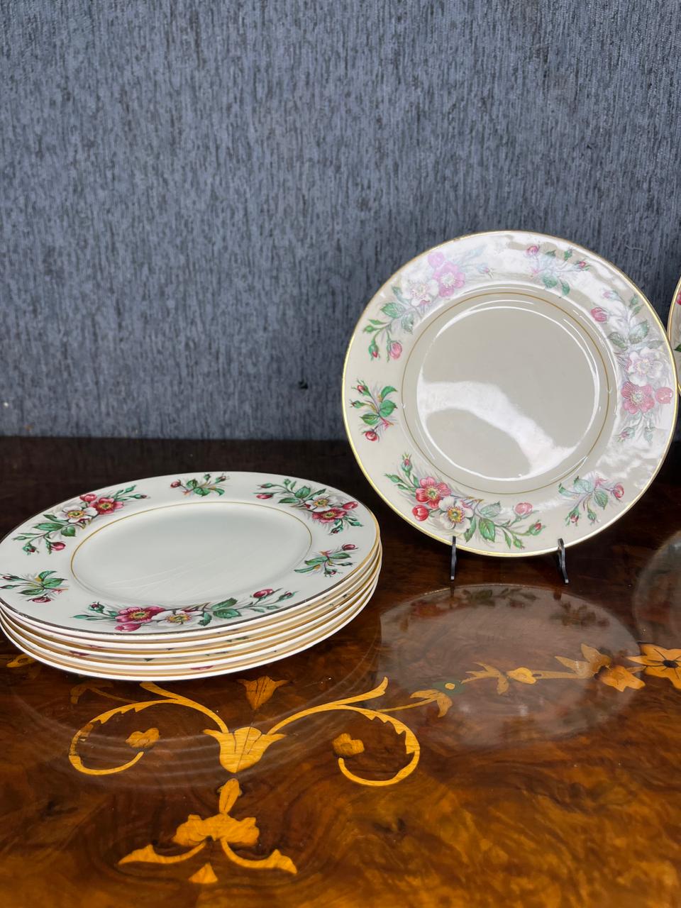 juego de platos de origen inglés realizado en porcelana con motivo floral - Imagen 10