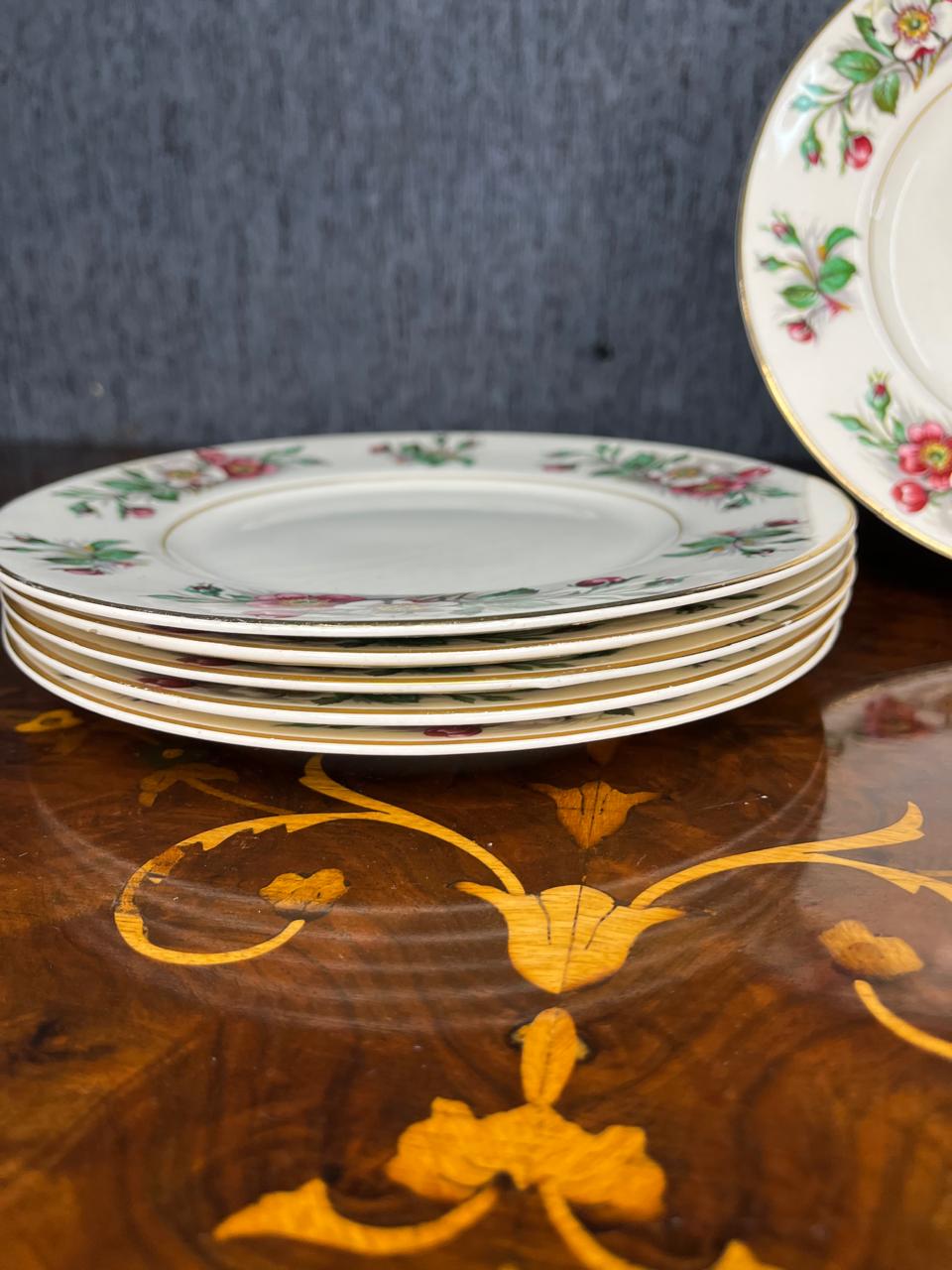 juego de platos de origen inglés realizado en porcelana con motivo floral - Imagen 11