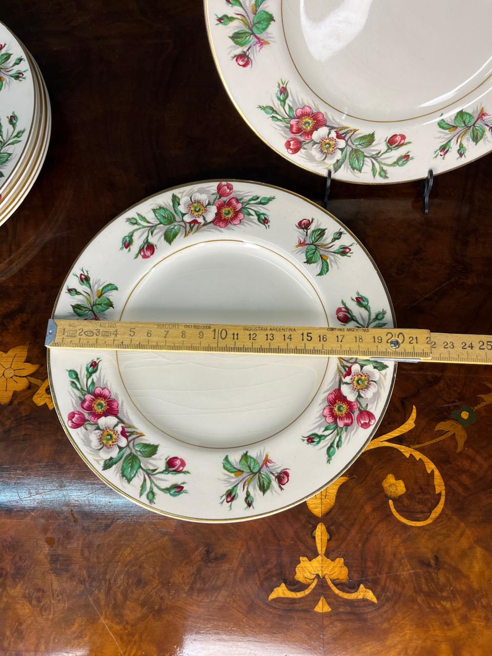 juego de platos de origen inglés realizado en porcelana con motivo floral - Imagen 9