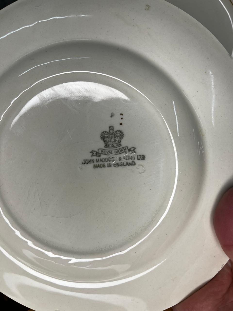 juego de platos de origen inglés realizado en porcelana con motivo floral - Imagen 12