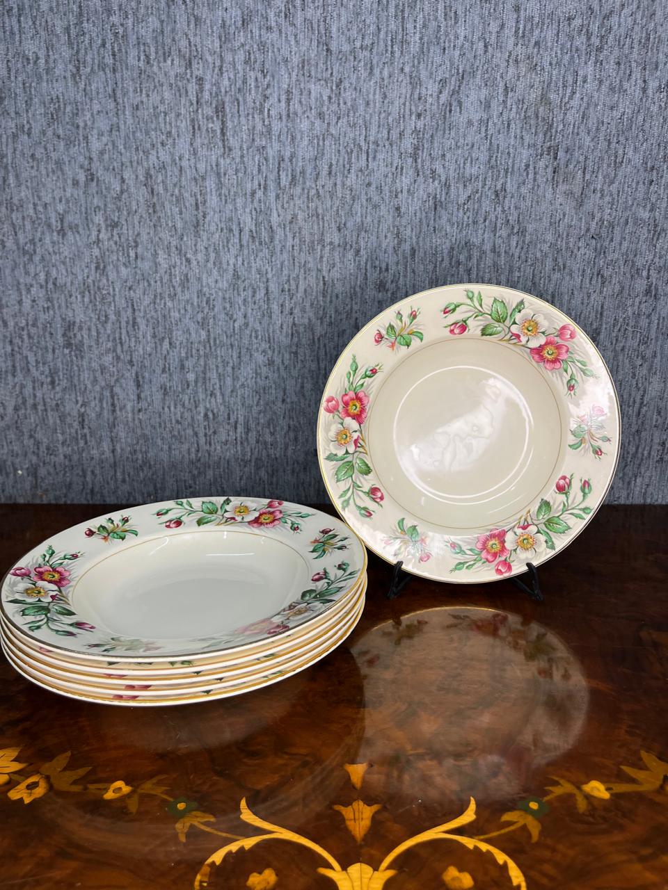 juego de platos de origen inglés realizado en porcelana con motivo floral - Imagen 8