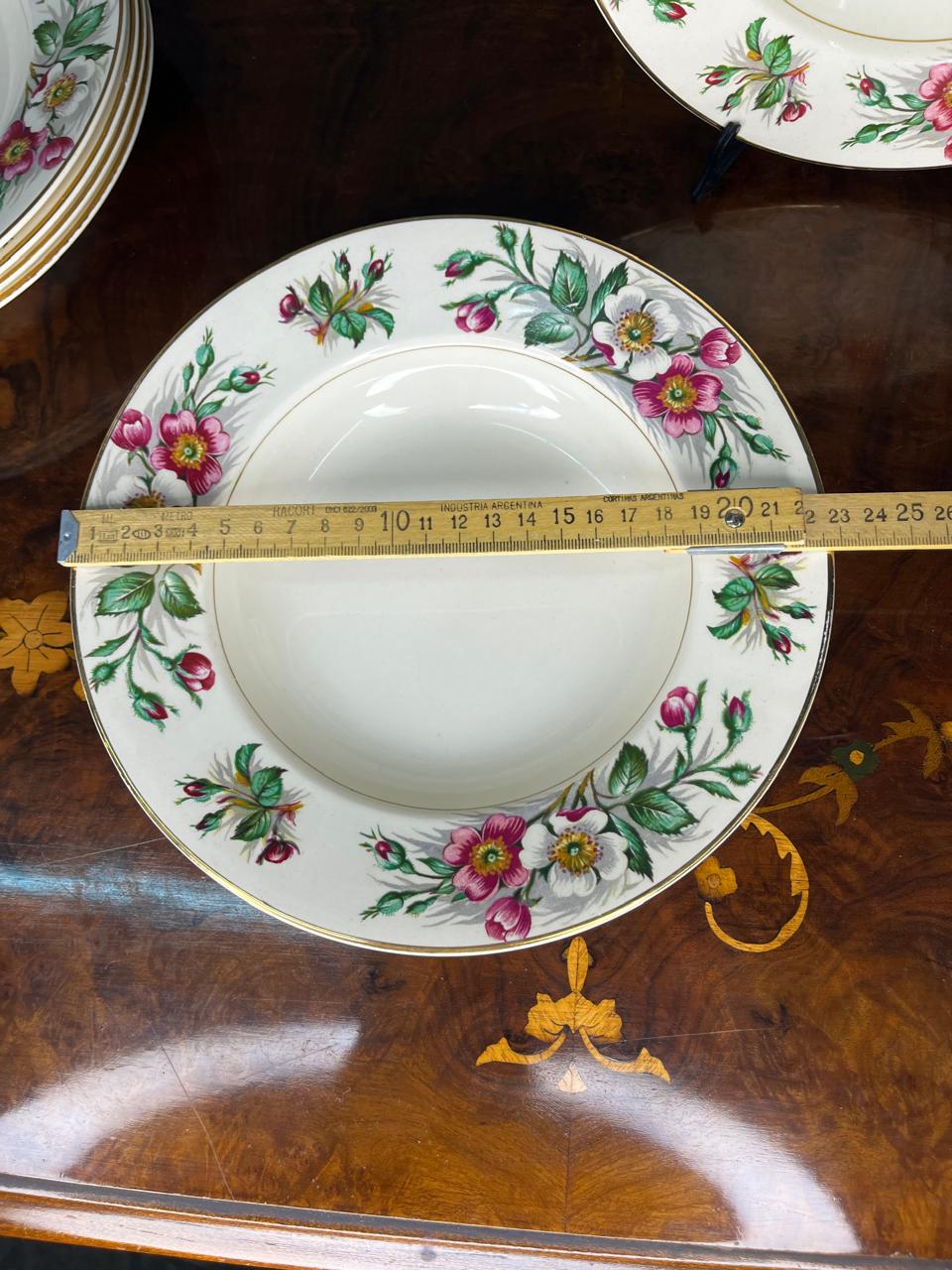 juego de platos de origen inglés realizado en porcelana con motivo floral - Imagen 7