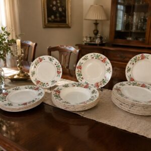 juego de platos de origen inglés realizado en porcelana con motivo floral