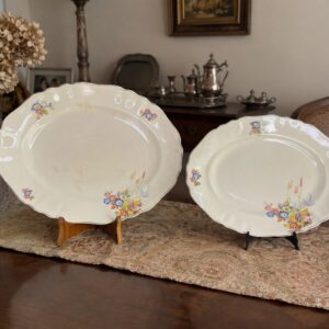 par de bandejas ovales en porcelana inglesa con detalles florales
