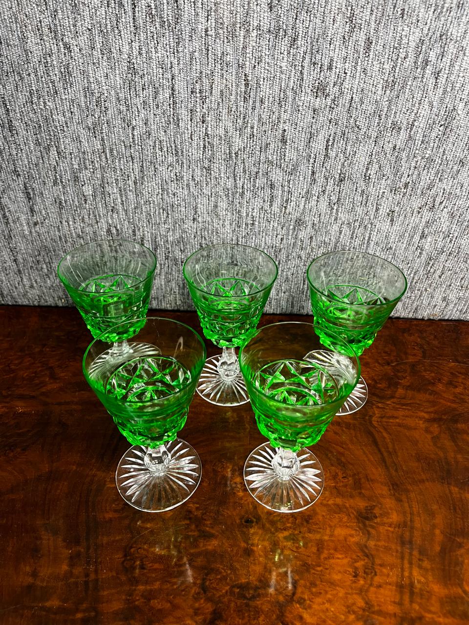 juego de cinco copas antiguas de cristal verde tallado - Imagen 5