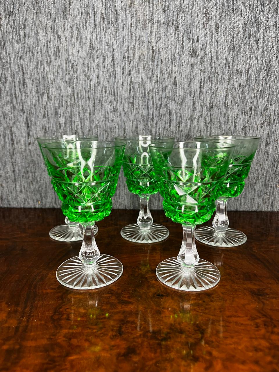 juego de cinco copas antiguas de cristal verde tallado - Imagen 6