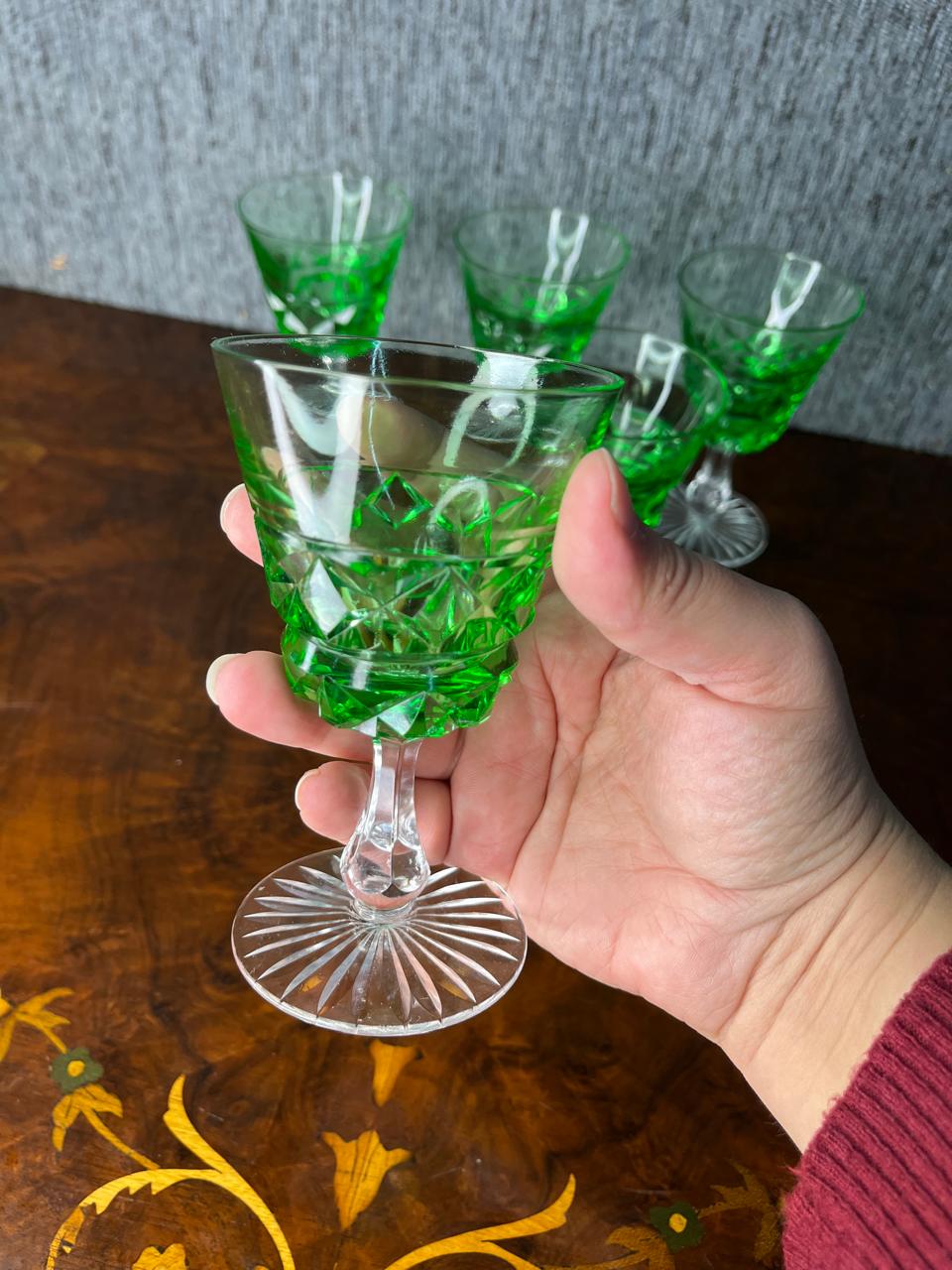 juego de cinco copas antiguas de cristal verde tallado - Imagen 3