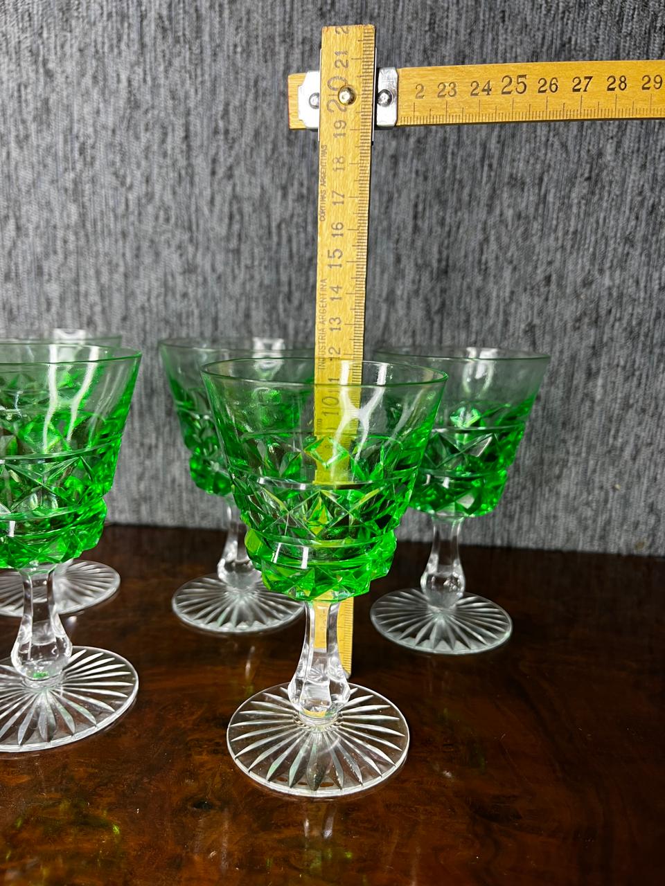 juego de cinco copas antiguas de cristal verde tallado - Imagen 2