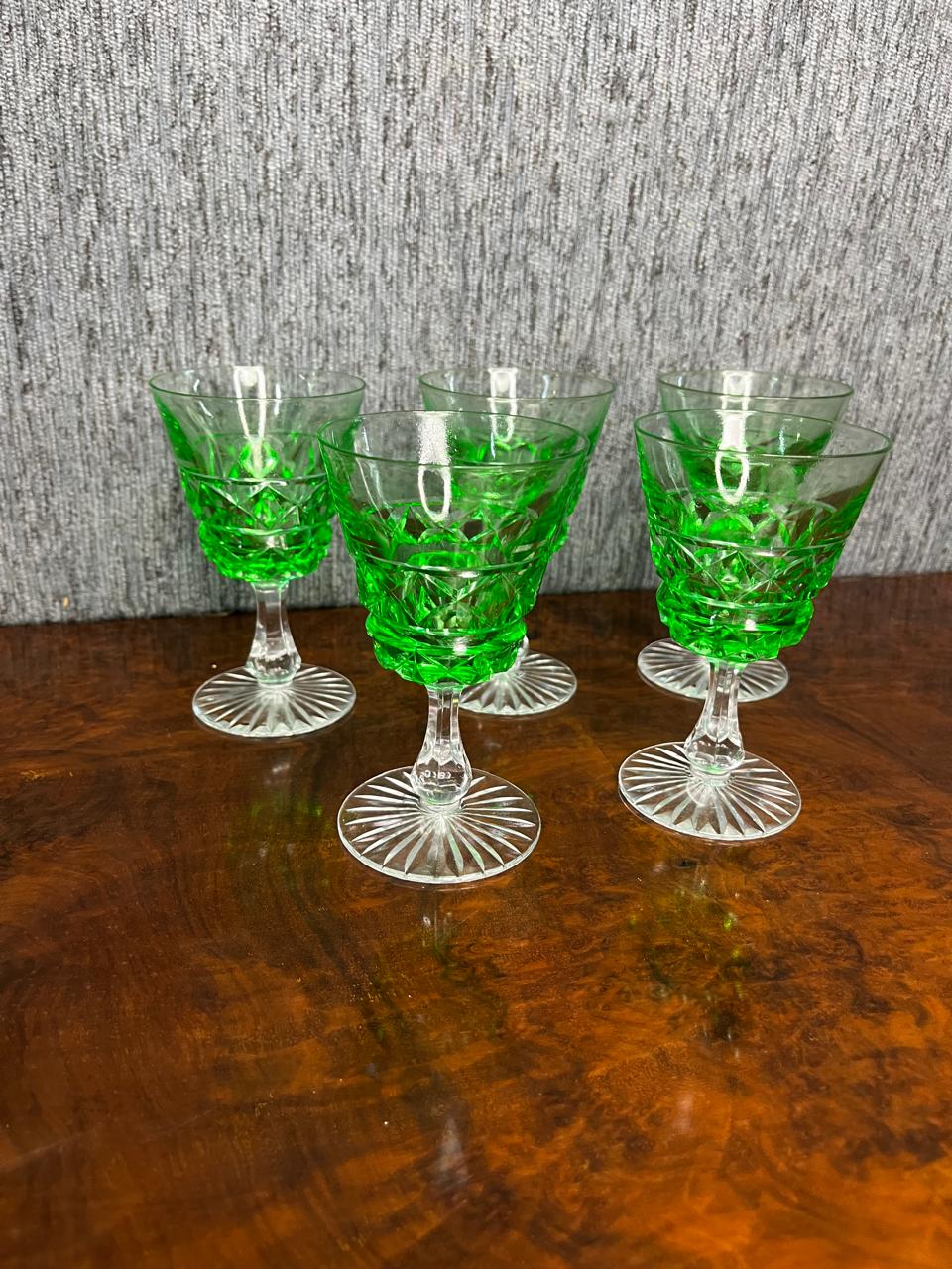 juego de cinco copas antiguas de cristal verde tallado - Imagen 4