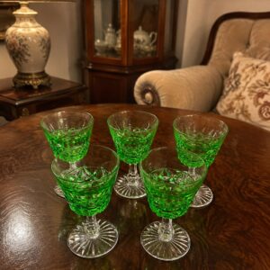 juego de cinco copas antiguas de cristal verde tallado