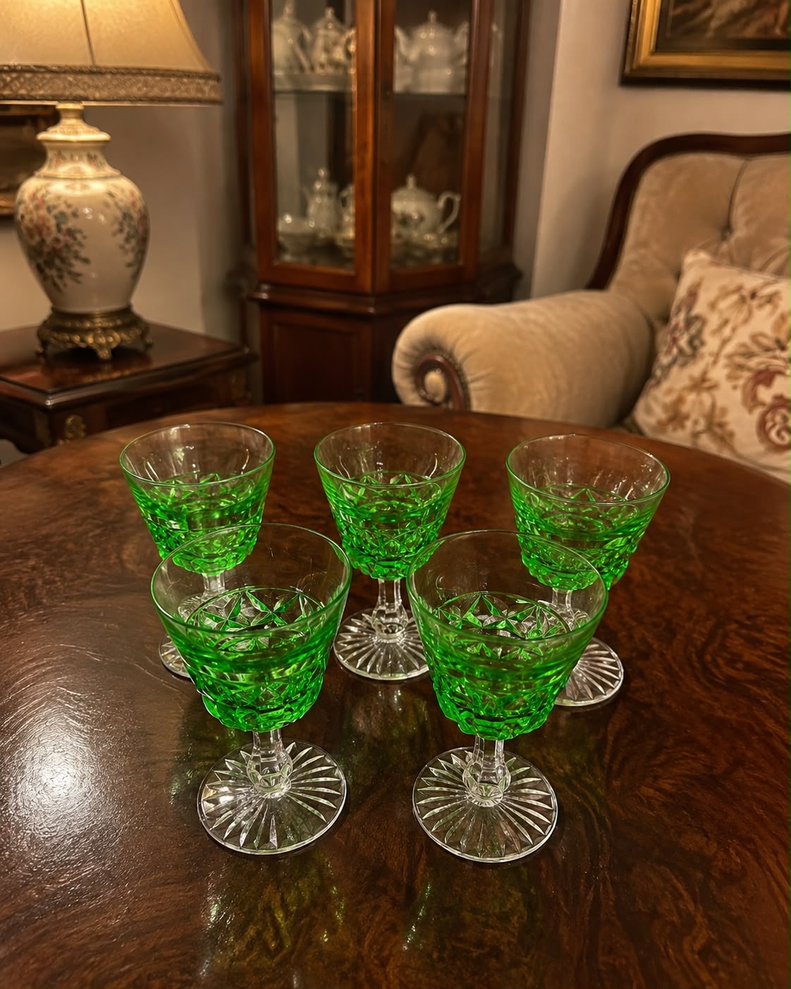 juego de cinco copas antiguas de cristal verde tallado