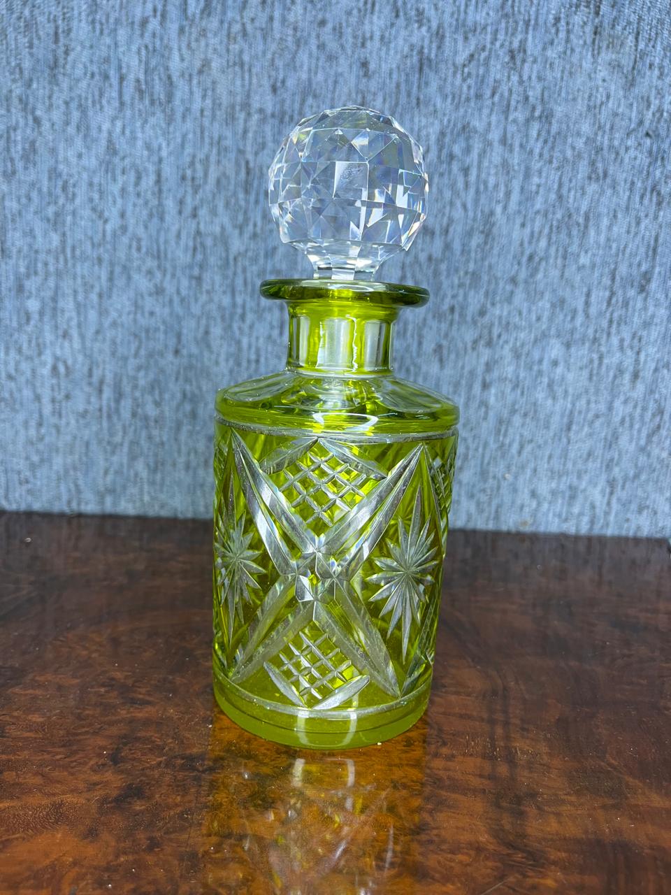 licorera o botellón antiguo de cristal tallado verde - Imagen 5