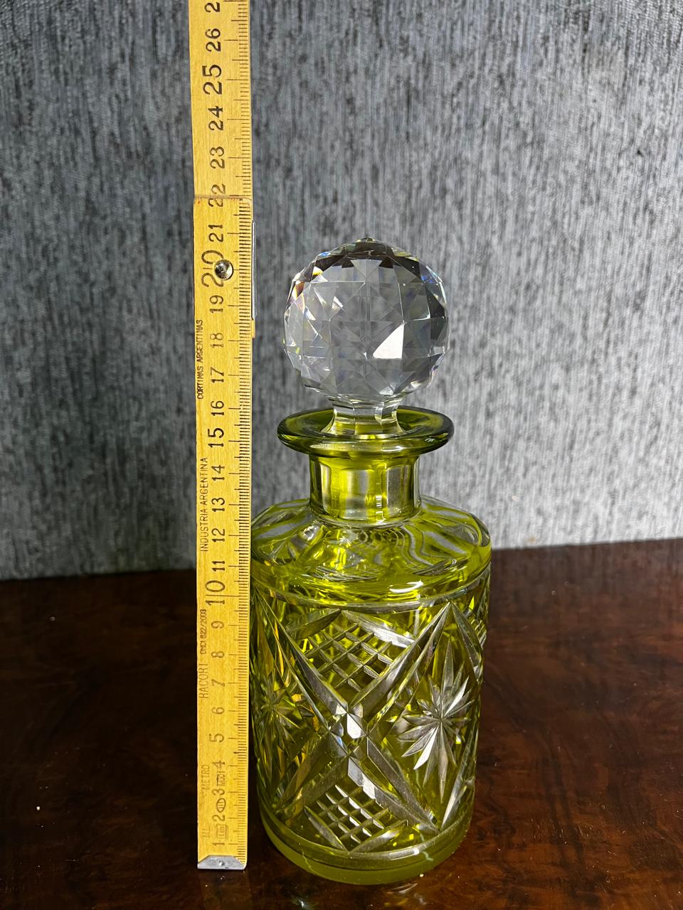 licorera o botellón antiguo de cristal tallado verde - Imagen 3