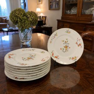 platos playos franceses antiguos con delicados detalles florales